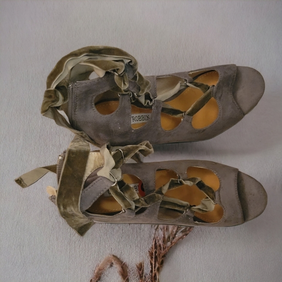 GREY HEELS - Picture 3 of 3